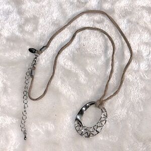 LIA SOPHIA 🍂 18 - 21” HAMMERED SILVER OVAL PENDANT BROWN LEATHER CORD NECKLACE